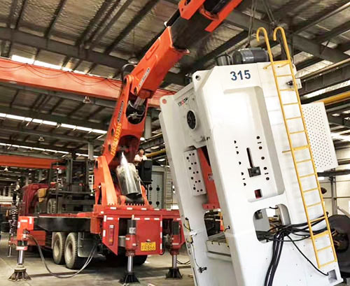 康定附近随车吊出租，轻松解决运输难题