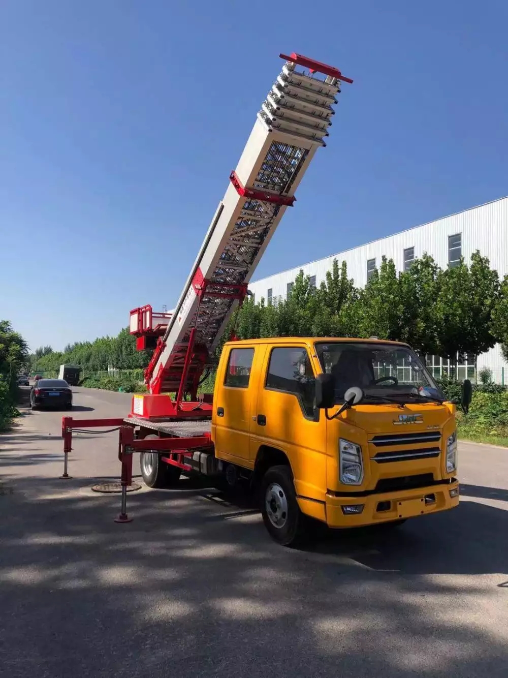 康定附近的云梯车出租服务：轻松解决高空作业需求