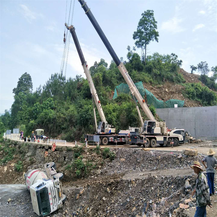 康定汽车掉沟里叫吊车救援要多少钱